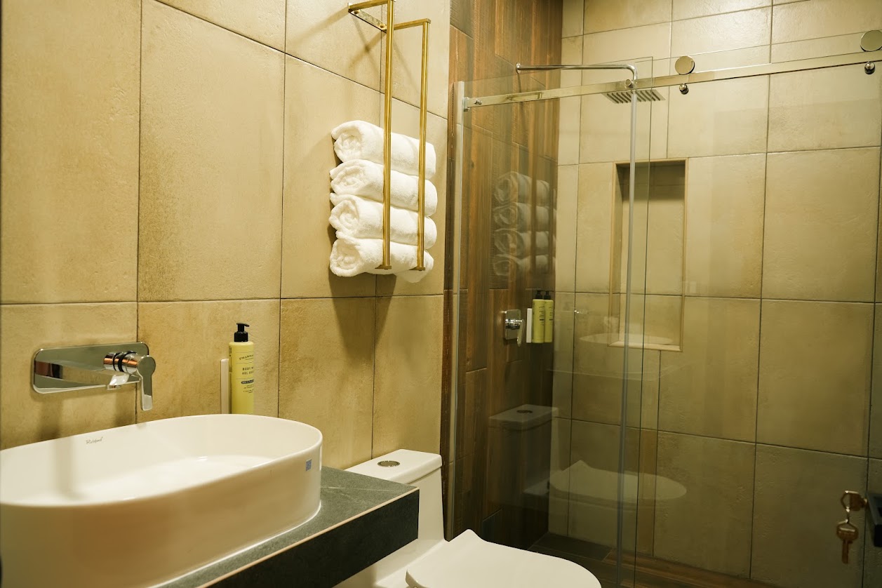 Lavamanos y detalles del baño de la habitación 2