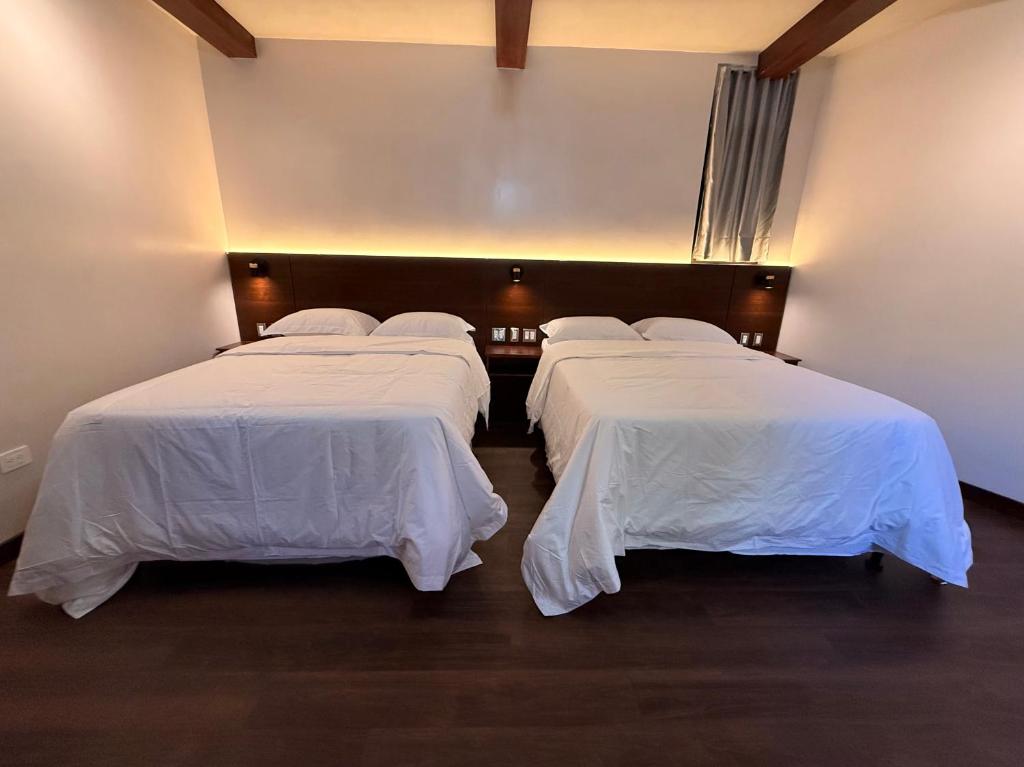 Dos camas queen de la habitación 2