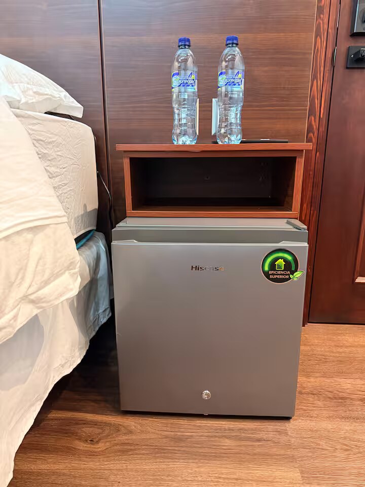 Minibar y espacio auxiliar junto a la cama de la habitación 3