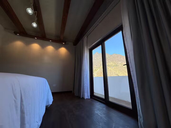 Ventanales y balcón de la habitación 3
