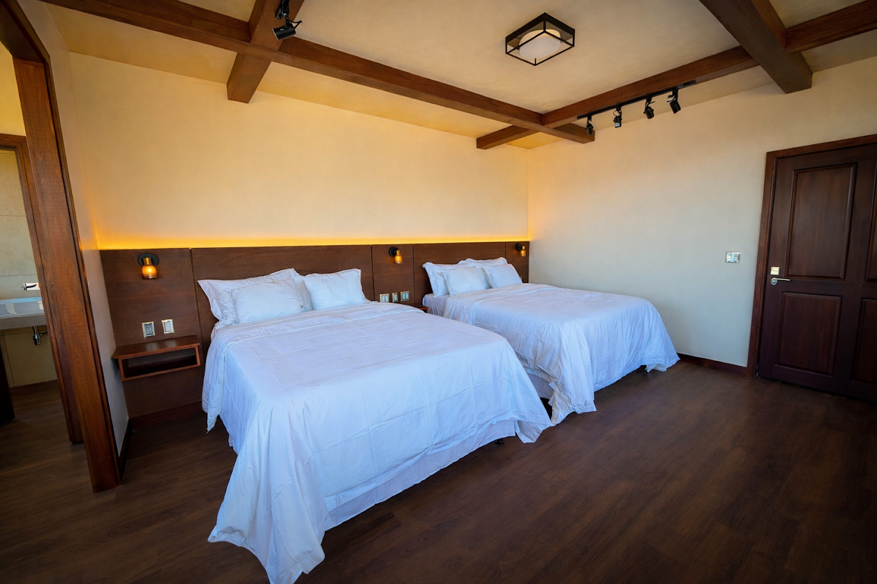 Camas y ventanales de la habitación 4